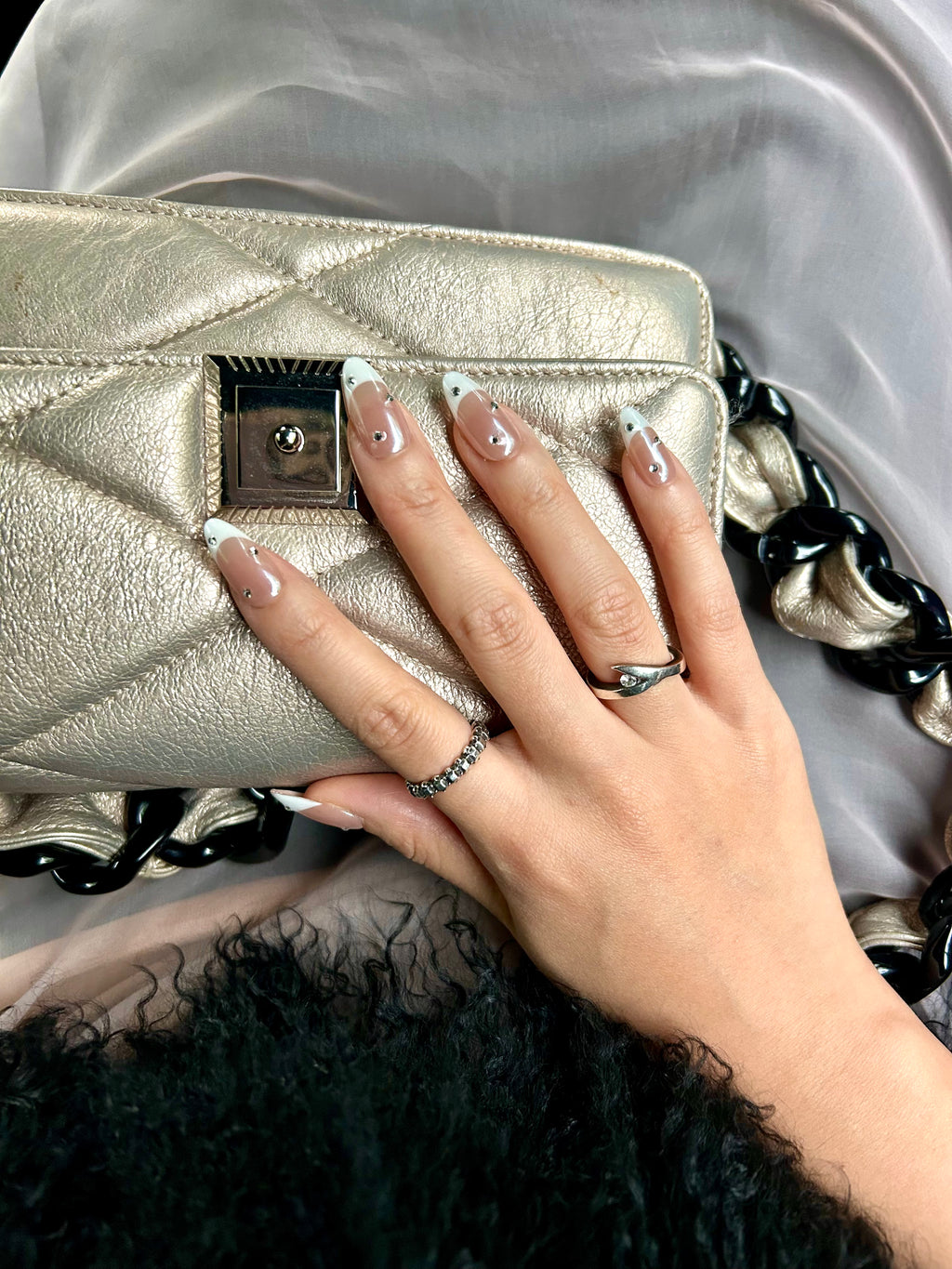 Pearl Line / No.02 − Glossy Pearl Tips and Tiny Crystals on a Clean Oval Shape