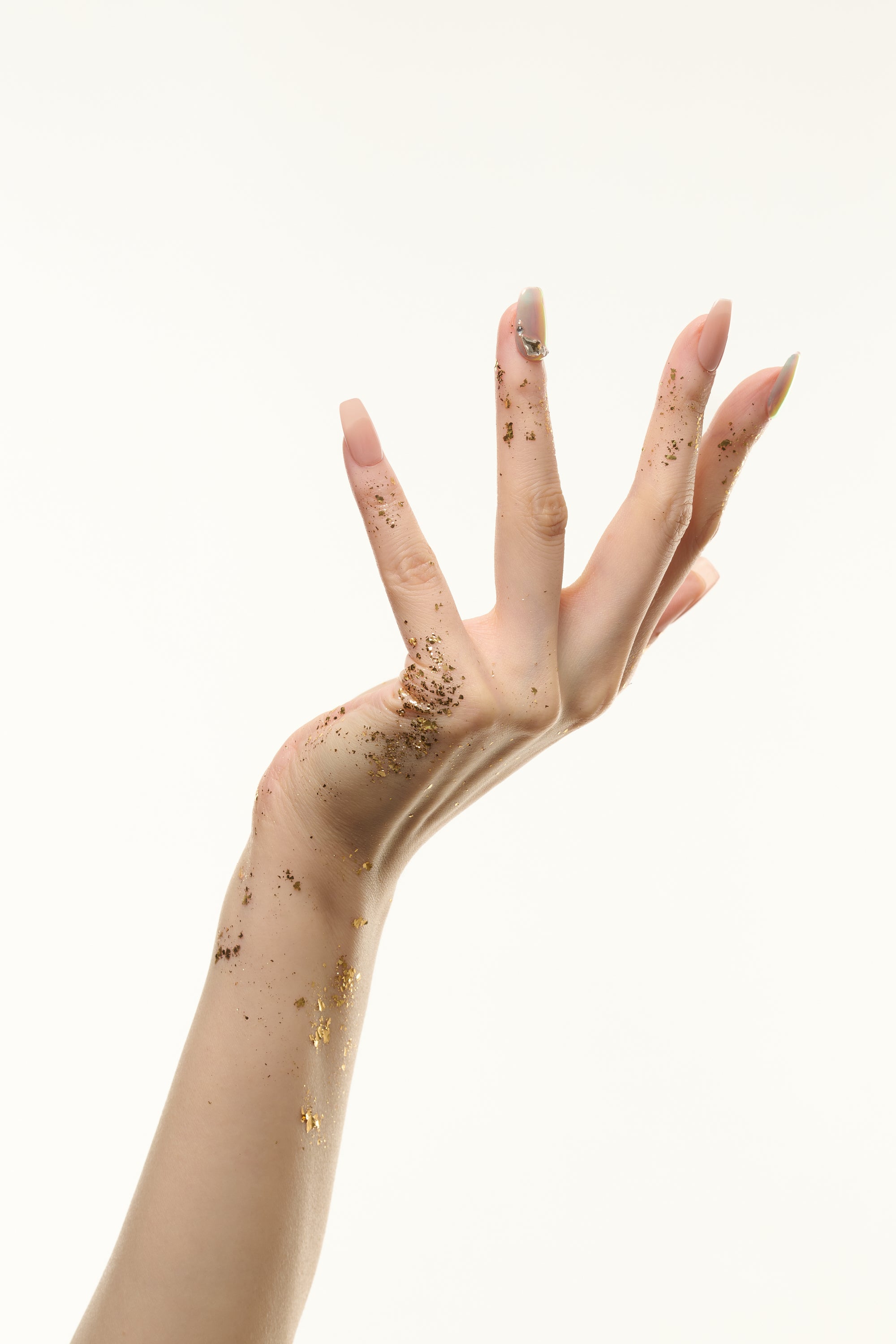 Sun Veil / No.08 – オーロラとクリスタルがきらめくヌーディネイル