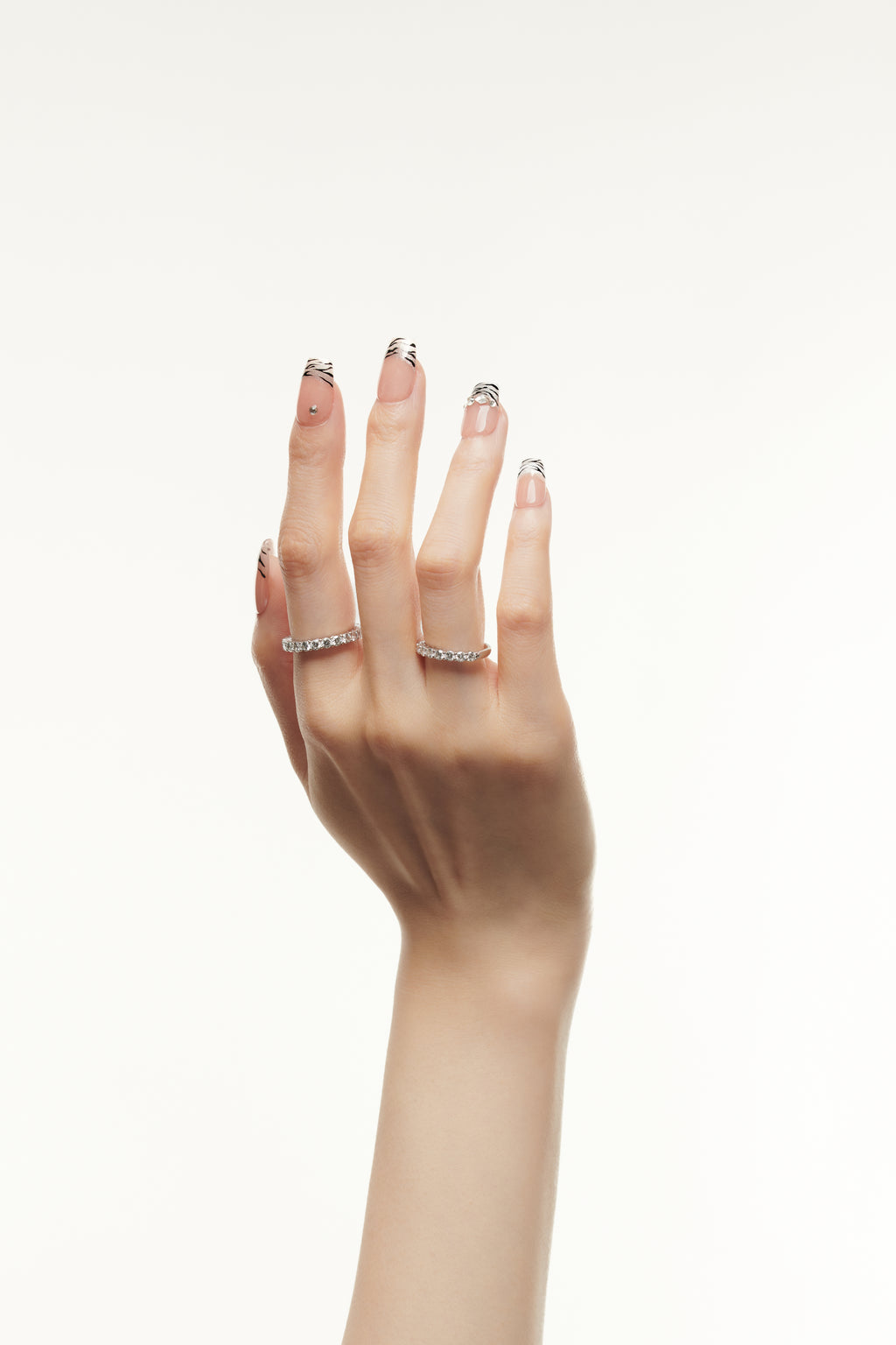 Wild card / No.16 – ゼブラとクリスタルのスクエアフレンチネイル