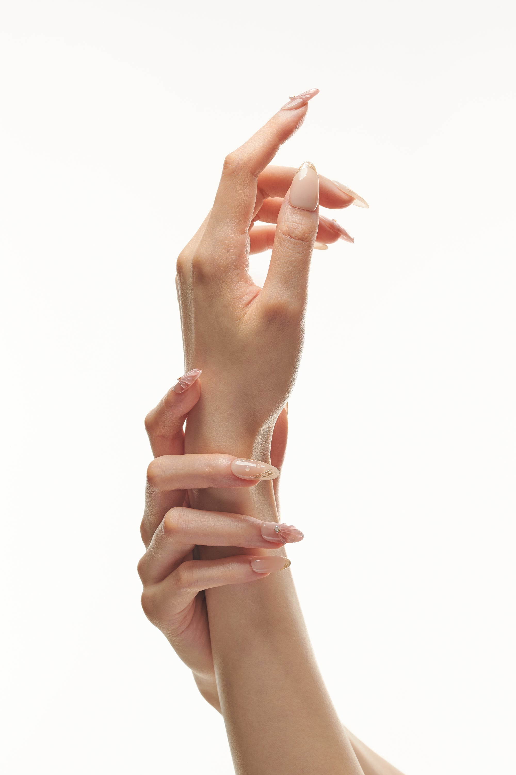 Shell Study / No.18 – シェルとパールディテールのピンクアーモンドネイル