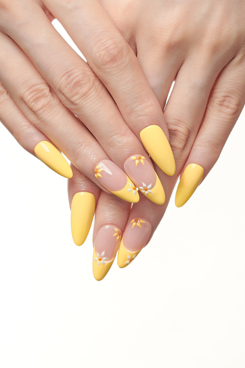 Sunpetal / No.22 – 太陽のようなイエローとフラワーのロングアーモンドネイル