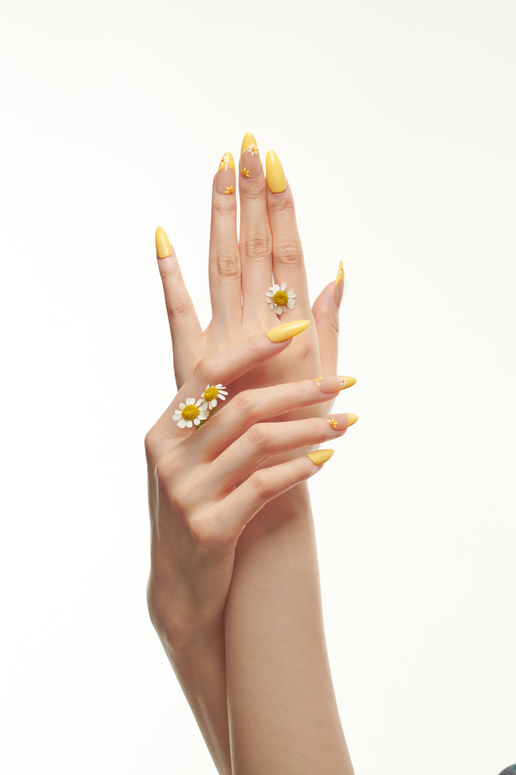 Sunpetal / No.22 – 太陽のようなイエローとフラワーのロングアーモンドネイル