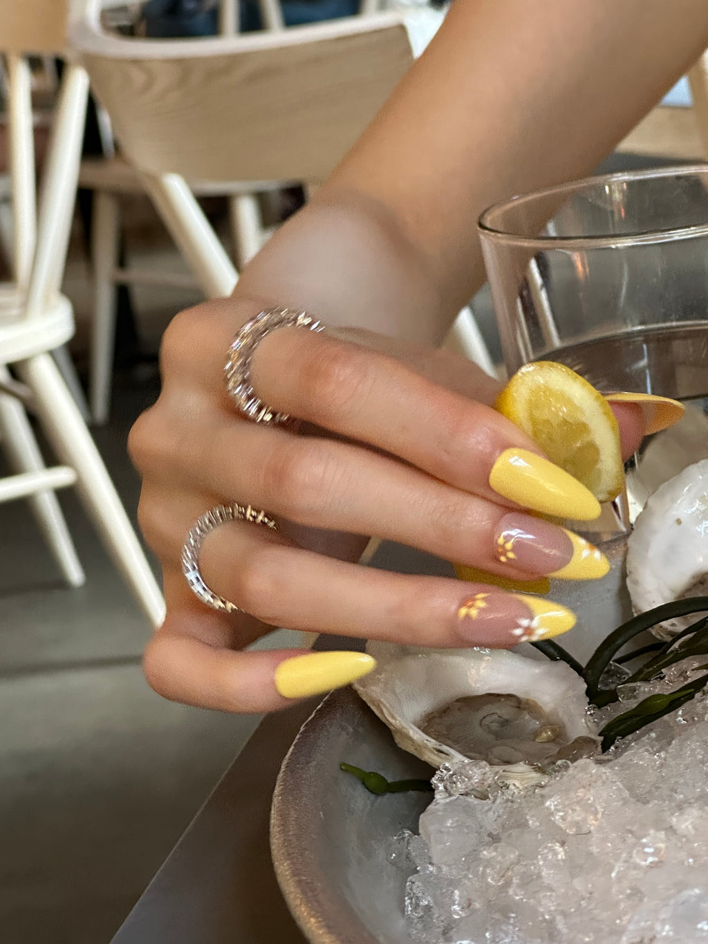 Sunpetal / No.22 – 太陽のようなイエローとフラワーのロングアーモンドネイル